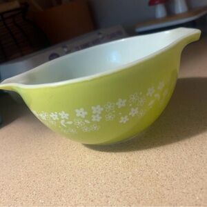 Vintage Pyrex crazy daisy 750mL bowl